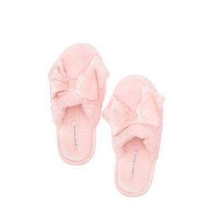 VS pink velvet bow slippers Size Medium (7-8)
